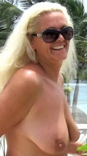 Mmmm I jerk off to this Sexy MILF daily she makes me so hard mmmmm