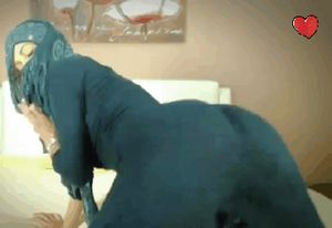 Muslim babe in hijab amazing ass twerk