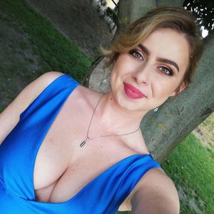 Beautiful babe with amazing big tits ❤️