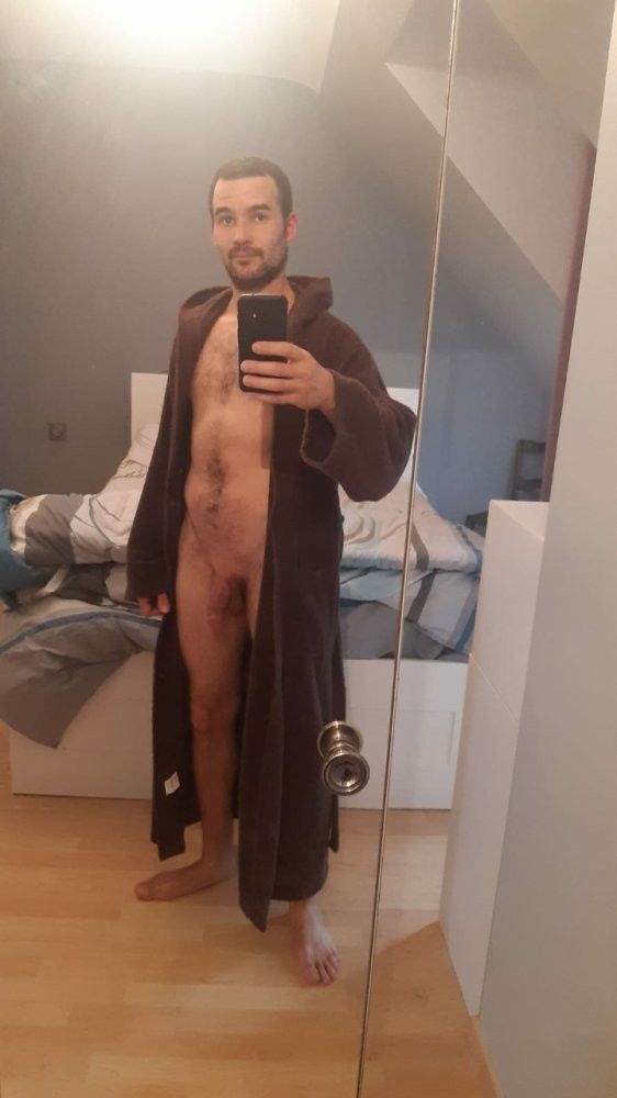 beau mec nu en peignoir