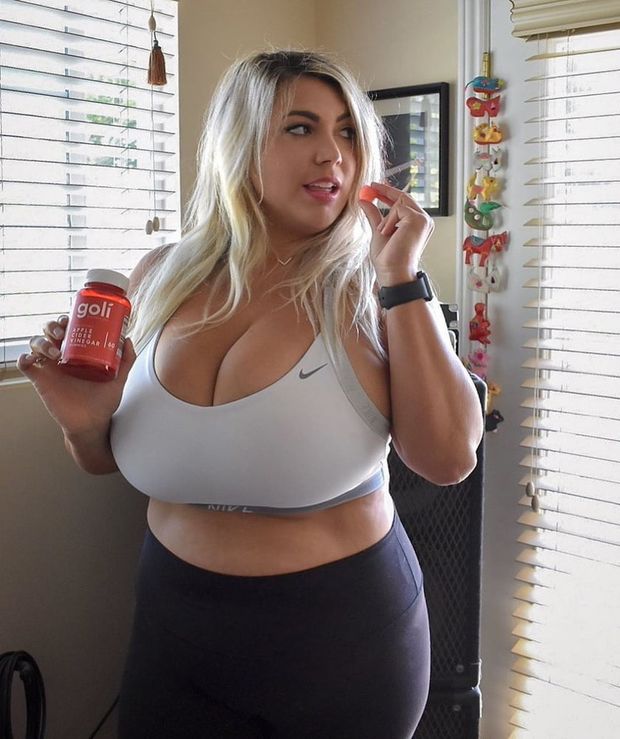 Thick Blonde In Her Workout Clothes