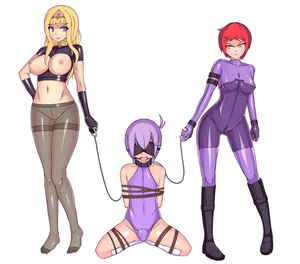 Rapariga ruiva e sua amiga loira prendem um rapaz e brincam com ele.