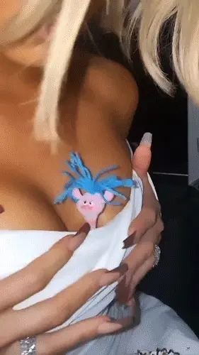 Great nails, cleavage & tits. Lucky!