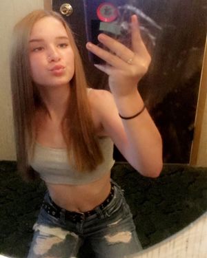 Bailey is horny and makes a selfie ...