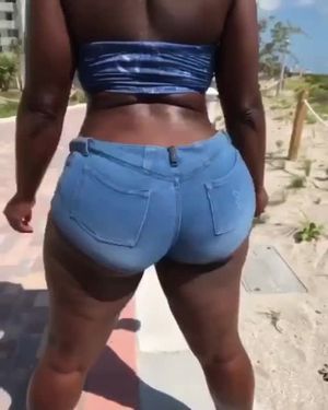 PLUMP PHAT ASS BOOTY IN JEANS
