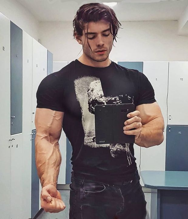 Alpha stud with massive arms