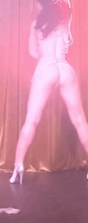 Hot Burlesque babe dances