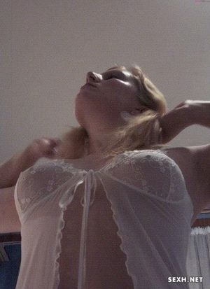 Полненькая блондинка нежится в душе голышом