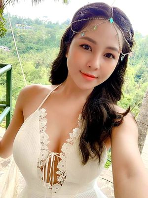 Vietnamese Asian - Trâm Anh