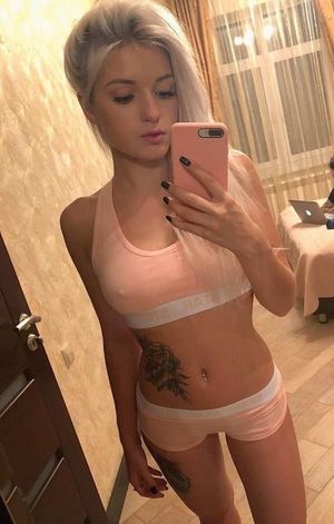 blonde teen selfie