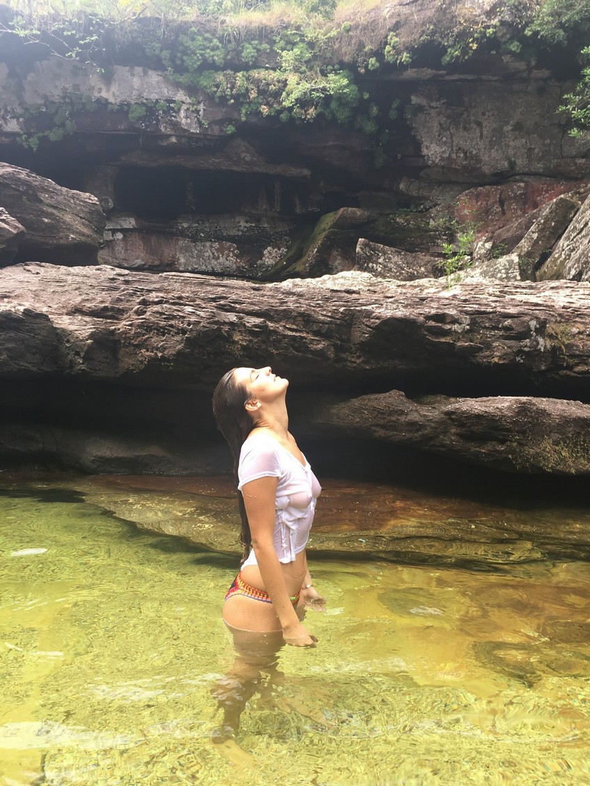 wet tshirt swimming in a clear pool