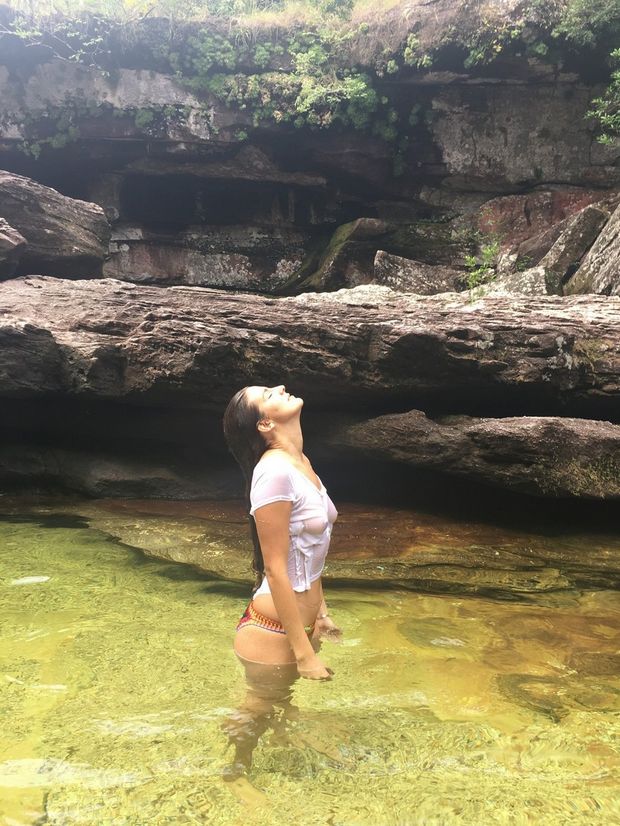 wet tshirt swimming in a clear pool