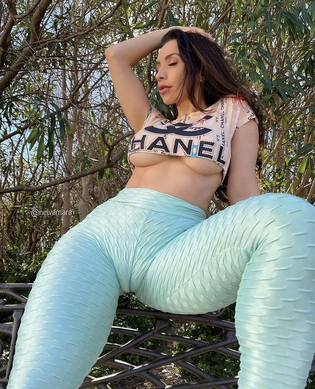 Sexy cameltoe Latina