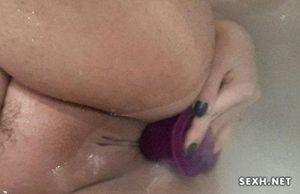 Телочки в душе трахаются с резиновыми фаллосами