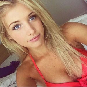 blue eyed blonde selfie