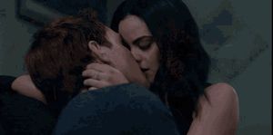 camila mendes kiss