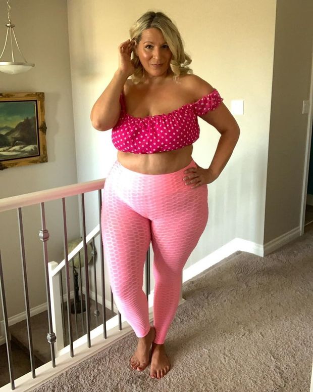 Tania T Big Tit Curvy MILF In Pink Leggings