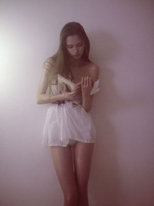 Leggy beauty reads