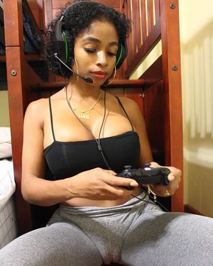 Shaniki Hernandez aka @shaniki_03