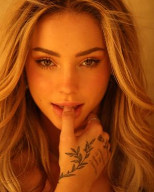 10/10 - Perfect face to skull-fuck her silly