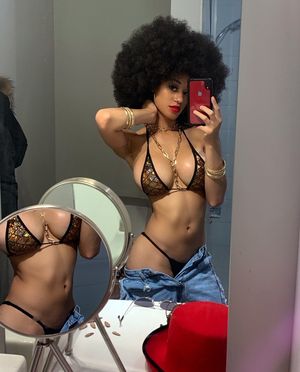 Stormi Maya selfie