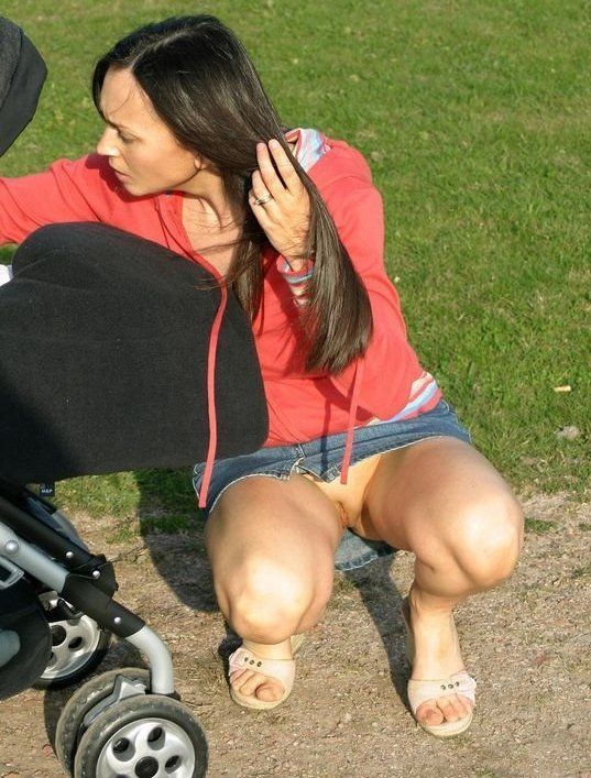 Mom! All the strangers are seeing your pussy. Why didn't you put on panties??