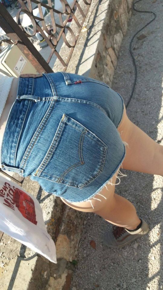 Jeans shorts ass