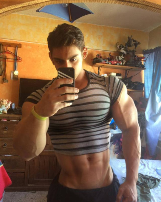 I love hunks in crop tops