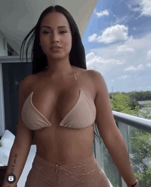 Gorgeous Latina dancing