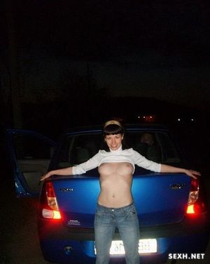 Деваха на природе позирует с обнаженными сиськами