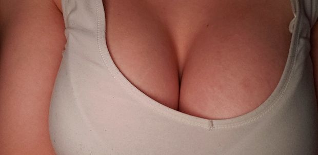 Tits look good in this tank top