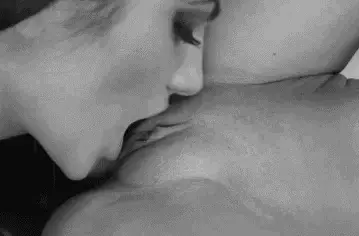 Kissing pussy lips