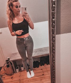 @mrsminimi | love to go out braless showing my huge boobs in public