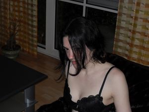 Akascha german webslut in black bra