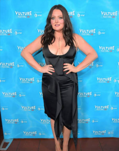 Lauren Ash -curvy comedienne