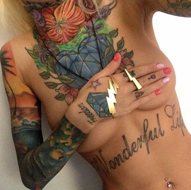 Sexy tattooed babe
