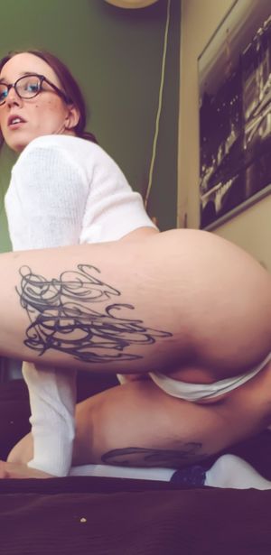 Stoned daisy ecposed her little pussy in a white thong