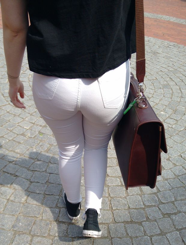 Teen in thight white Jeans