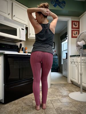 Amazing slutwife showing off her ass to lure in those strangers cocks!