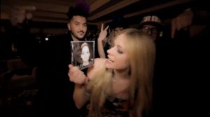 Avril Lavigne show you what to do