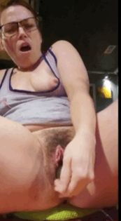 Magiggles420 feeds her pussy