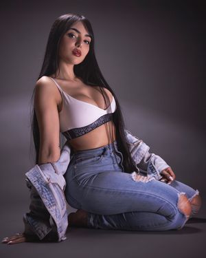 Nyvi Estephan ❤️ Photo #4