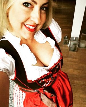 Cleavage dirndl