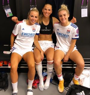 OL Feminin soccer players in locker room