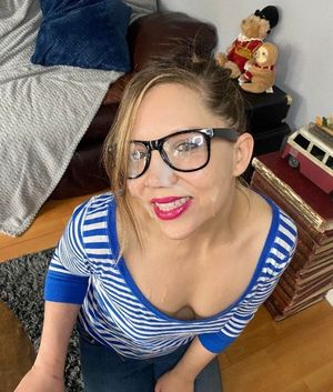 Hot nerdy milf facial