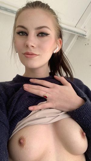 Cute lil' boobies on this hottie