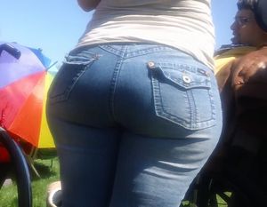 CANDID BUBBLE BUTT