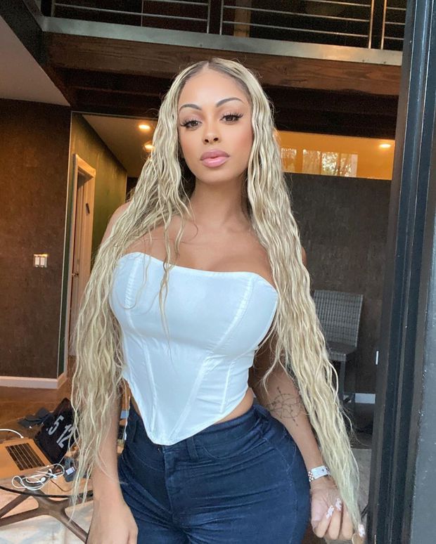 IG Goddess Analicia Chaves
