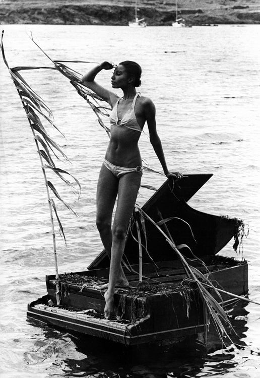 Donyale Luna posing on Salvador Dali's grand piano. ❤️
