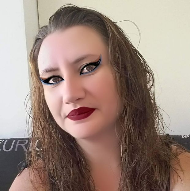 Photos de ma femme dans différentes positions et montrant son corps  et photos de ma maîtresse que je baise. Comme une chienne